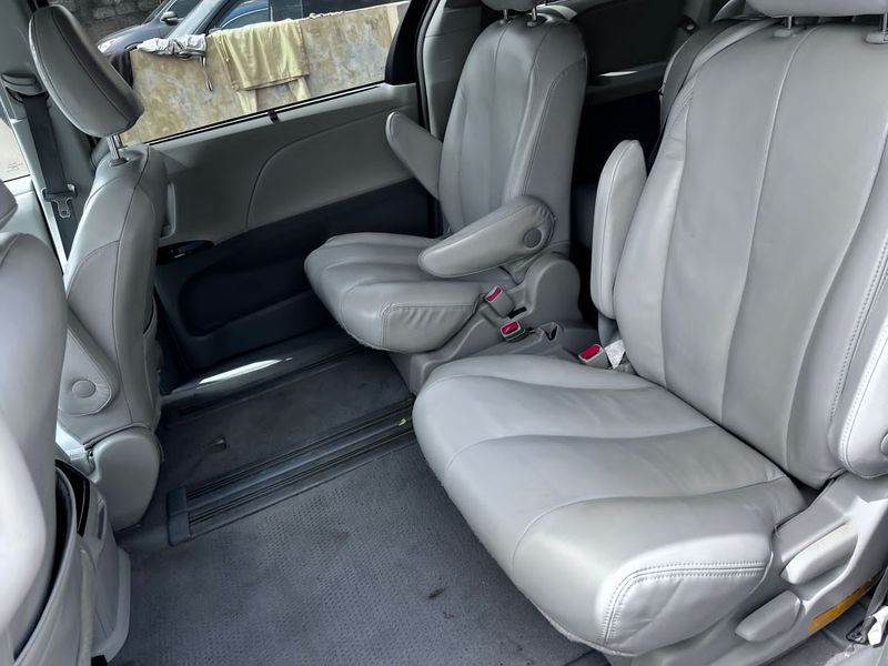 Thumbnail 7 of 2010 Toyota Sienna